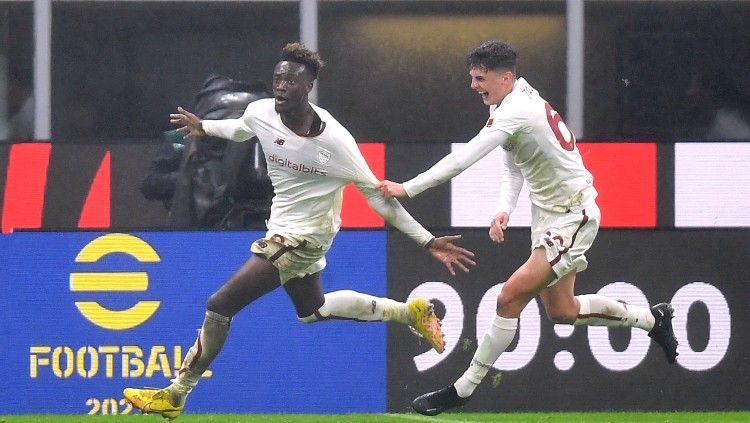 Selebrasi Tammy Abraham usai mencetak gol penyama kedudukan di laga AC Milan vs AS Roma (09/01/23). (Foto: REUTERS/Daniele Mascolo) Copyright: © REUTERS/Daniele Mascolo