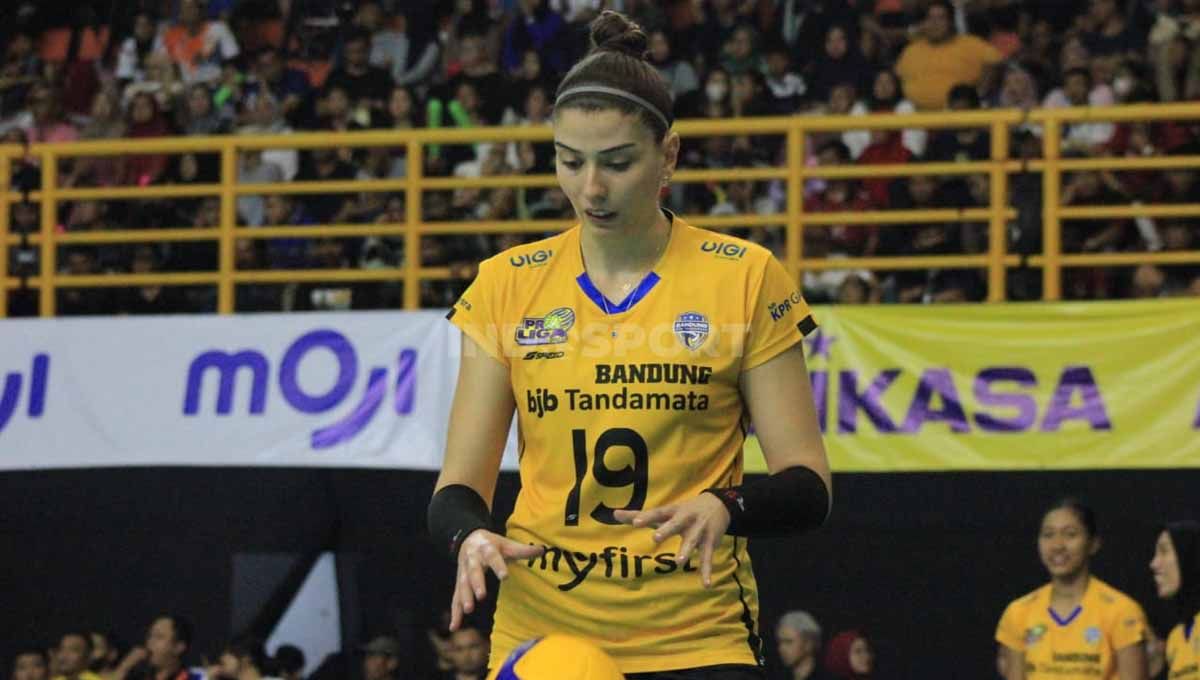 Pemain voli putri asal Turki, Ceren Kapucu menjalani debut bersama Bandung BJB Tandamata di Proliga musim 2023, saat menghadapi tim putri Jakarta BIN, Minggu (08/01/23). Copyright: © Arif Rahman/INDOSPORT
