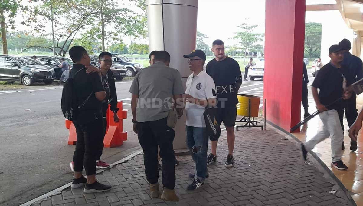 Penyerang asal Ukraina, Yevhen Bokhashviili sudah hadir menyaksikan PSS Sleman bertanding. (Foto: Nofik Lukman Hakim/INDOSPORT) Copyright: © Nofik Lukman Hakim/INDOSPORT