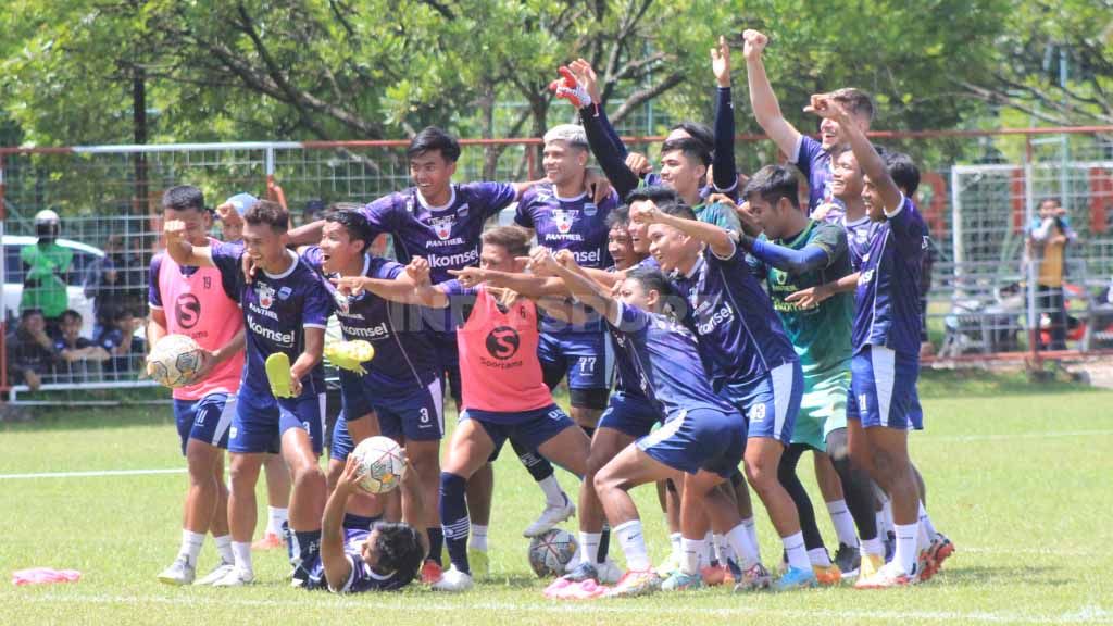 Persib Bandung merupakan salah satu tim besar di Indonesia yang memiliki catatan sejarah panjang di sepak bola Tanah Air. Foto: Arif Rahman/INDOSPORT. Copyright: © Arif Rahman/INDOSPORT