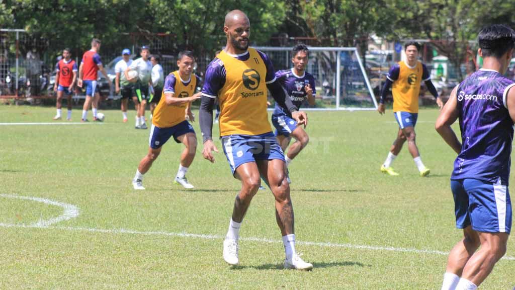 Striker Persib, David da Silva saat berlatih bersama tim Persib, di Lapangan Batununggal, Kota Bandung, Senin (09/01/23). Copyright: © Arif Rahman/INDOSPORT