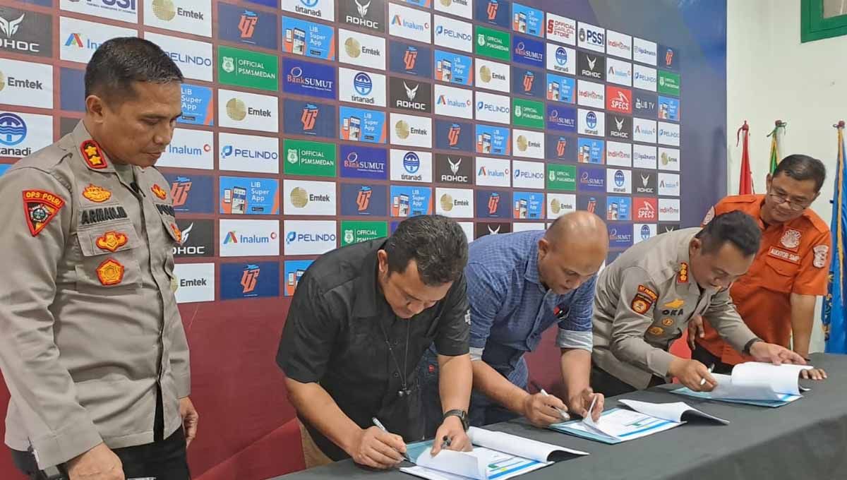 Tim risk assessment saat meninjau Stadion Telada Medan untuk Liga 2. Copyright: © Aldi Aulia Anwar/INDOSPORT