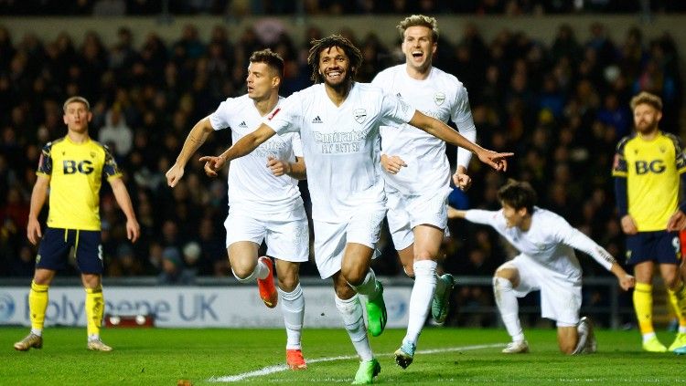 Selebrasi Mohamed Elneny (tengah) usai mencetak gol di laga Piala FA 2022/23 Oxford United vs Arsenal (10/01/23). (Foto: Reuters/John Sibley) Copyright: © Reuters/John Sibley