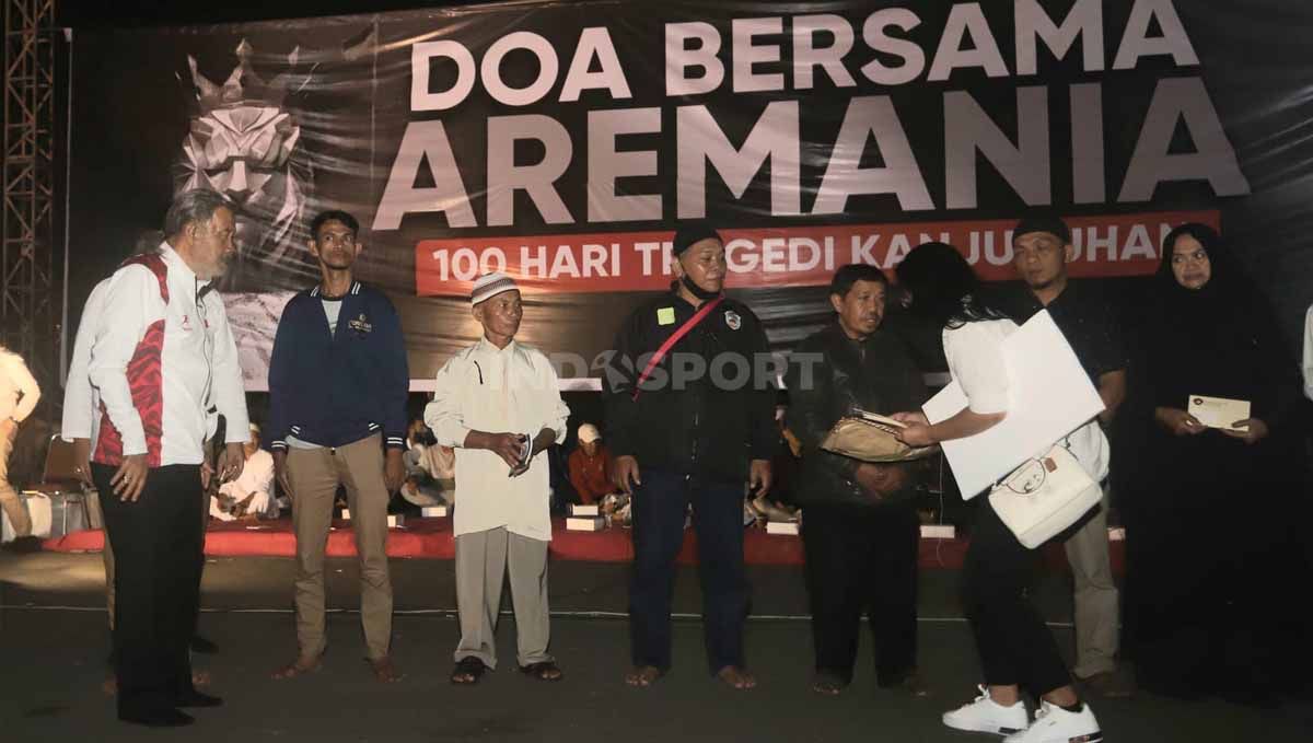 IGK Manila saat hadir dan beri santunan kpd keluarga korban tragedi. Copyright: © Ian Setiawan/INDOSPORT