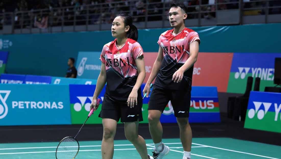 Rinov Rivaldy/Pitha Haningtyas Mentari beberkan alasan langsung angkat koper di babak pertama Malaysia Open 2023 usai takluk dari Thom Gicquel/Delphine Delrue. Copyright: © PBSI