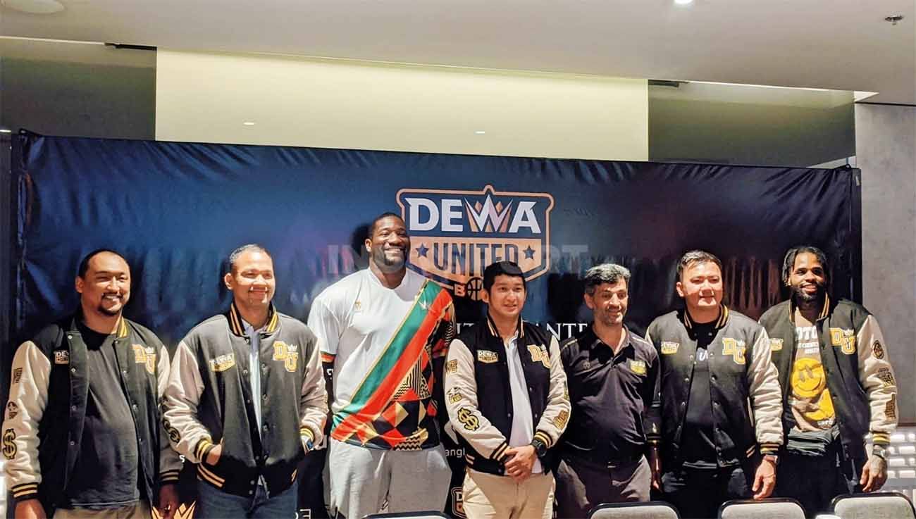 Press Conference Dewa United Basketball Club, Selasa (10/01/23). Copyright: © Ammara Marthiara/INDOSPORT