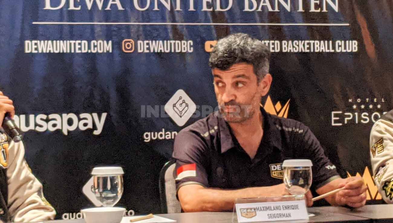Maximiliano Enrique Seigorman, Pelatih Dewa United Basketball Club, Selasa (10/01/23). Copyright: © Ammara Marthiara/INDOSPORT