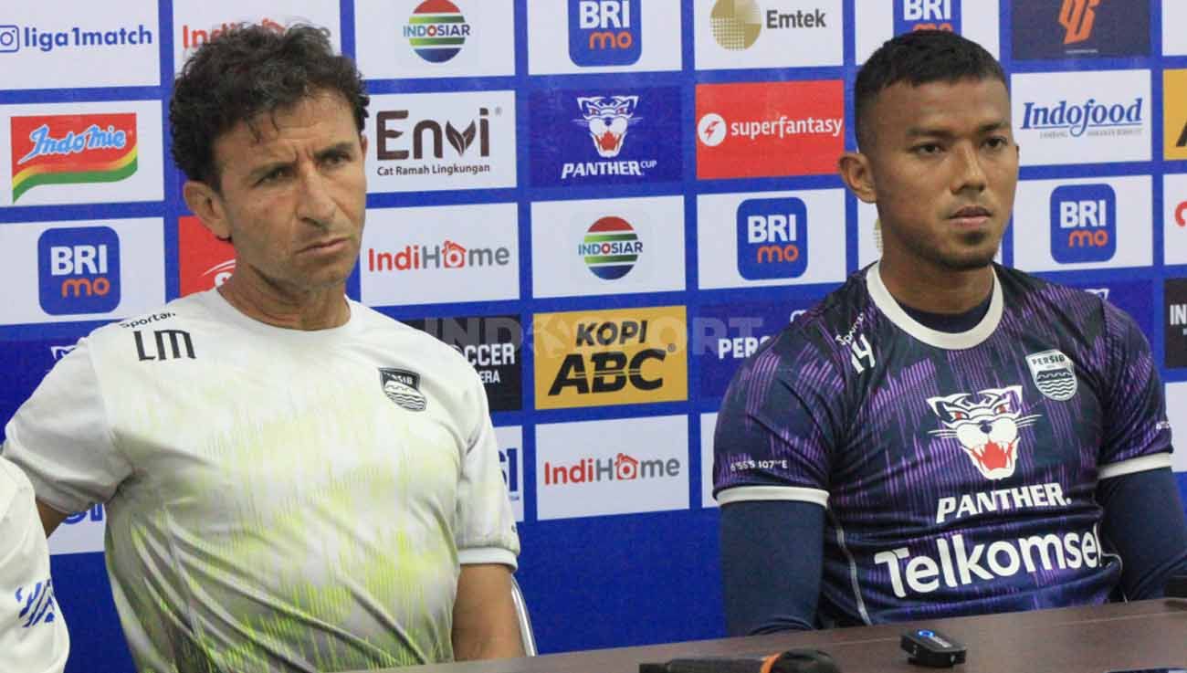 Pelatih Persib, Luis Milla bersama penjaga gawang Teja Paku Alam. Copyright: © Arif Rahman/INDOSPORT