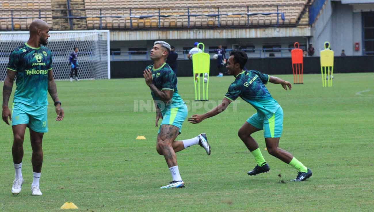 David da Silva, Ciro Alves dan Robi Darwis saat Official Training Persib di Stadion GBLA, Selasa (10/01/23), jelang laga tunda pekan ke-11 Liga 1 2022-2023 menghadapi Persija Jakarta. Copyright: © Arif Rahman/INDOSPORT