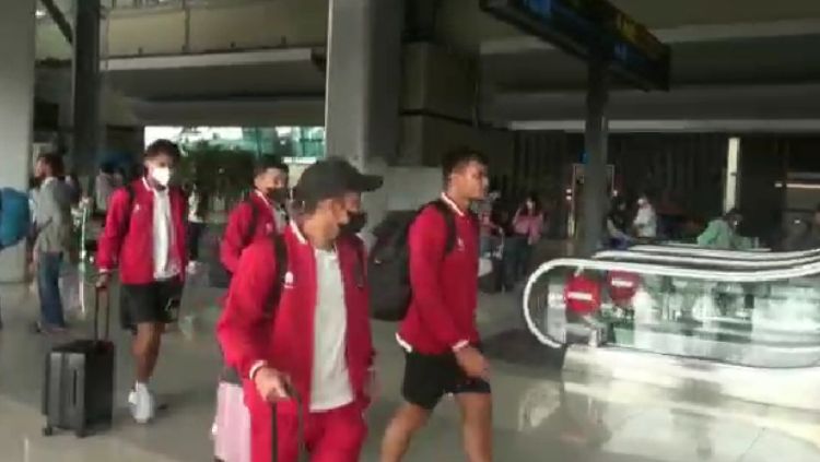 Timnas Indonesia telah tiba di Tanah Air pada Selasa (10/01/23) siang di Bandara Soekarno-Hatta. Copyright: © Petrus Manus Da'Yerimon/INDOSPORT