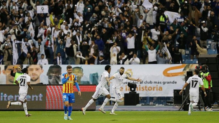 Selebrasi Karim Benzema usai mencetak gol di Piala Super Spanyol antara Real Madrid vs Valencia (12/01/23). (Foto: REUTERS/Ahmed Yosri) Copyright: © REUTERS/Ahmed Yosri