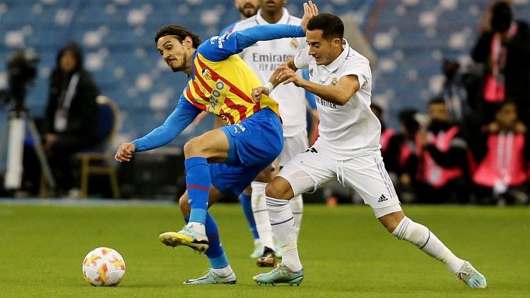 Edinson Cavani (kiri) berduel dengan Lucas Vazquez di laga Piala Super Spanyol antara Real Madrid vs Valencia (12/01/23). (Foto: REUTERS/Ahmed Yosri) Copyright: © REUTERS/Ahmed Yosri