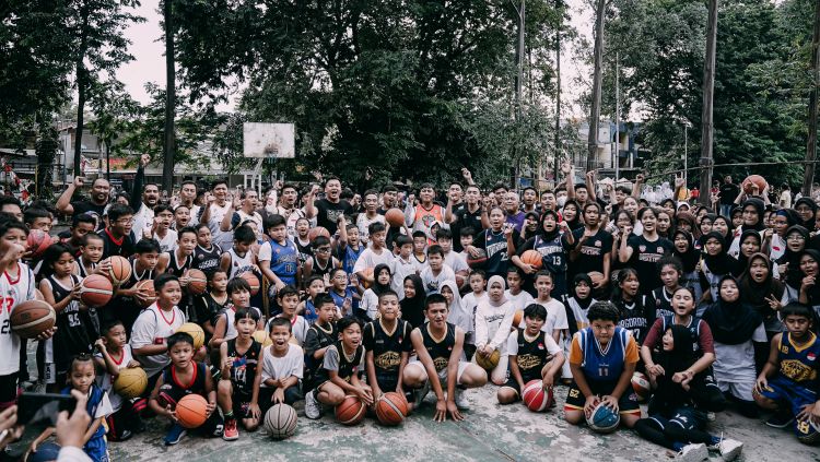 Dewa United Banten ikut terlibat dalam gerakan memasyarakatkan basket di Kota Tangerang yang diinisiasi Perbasi Kota Tangerang, Rabu (11/01/23). Copyright: © Dewa United