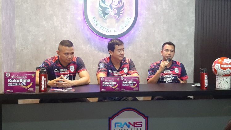 Chairman RANS Nusantara FC, Raffi Ahmad berbicara mengenai perpindahan klubnya ke kota Padang. Copyright: © Zainal Hasan/INDOSPORT
