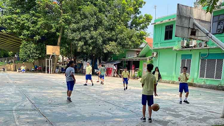 Aktivitas main basket di Lapangan Ahmad Yani Kota Tangerang. Copyright: © Isman Fadil/INDOSPORT