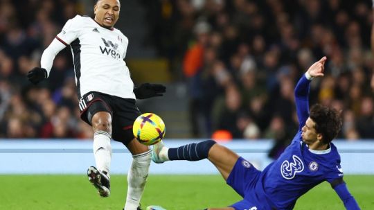 Joao Felix (kanan) melepaskan tekel keras yang berujung kartu merah di laga Fulham vs Chelsea (13/01/23). (Foto: REUTERS/David Klein) Copyright: © REUTERS/David Klein