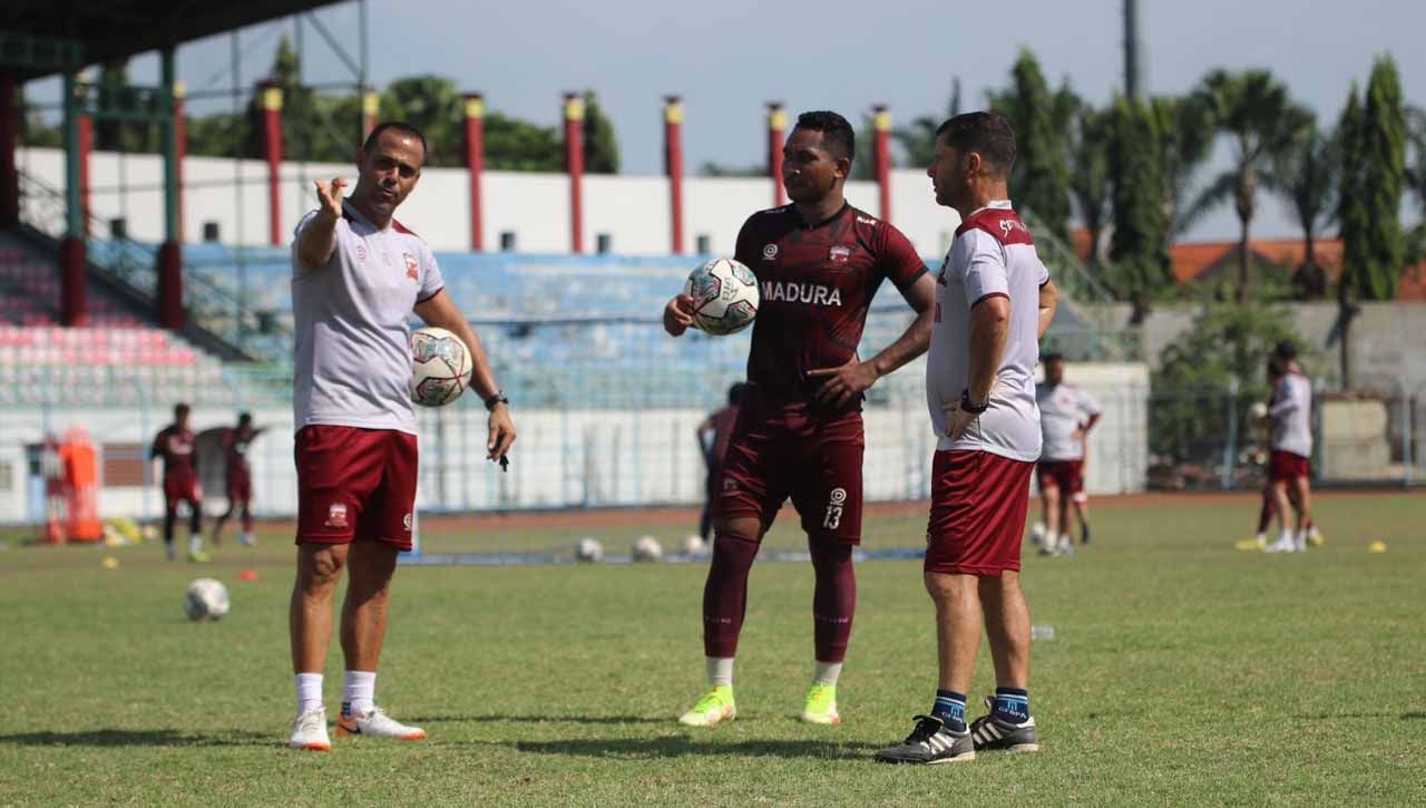 Pelatih Madura United, Fabio Lefundes saat beri instruksi. (Foto: Madura United) Copyright: © MO Madura United