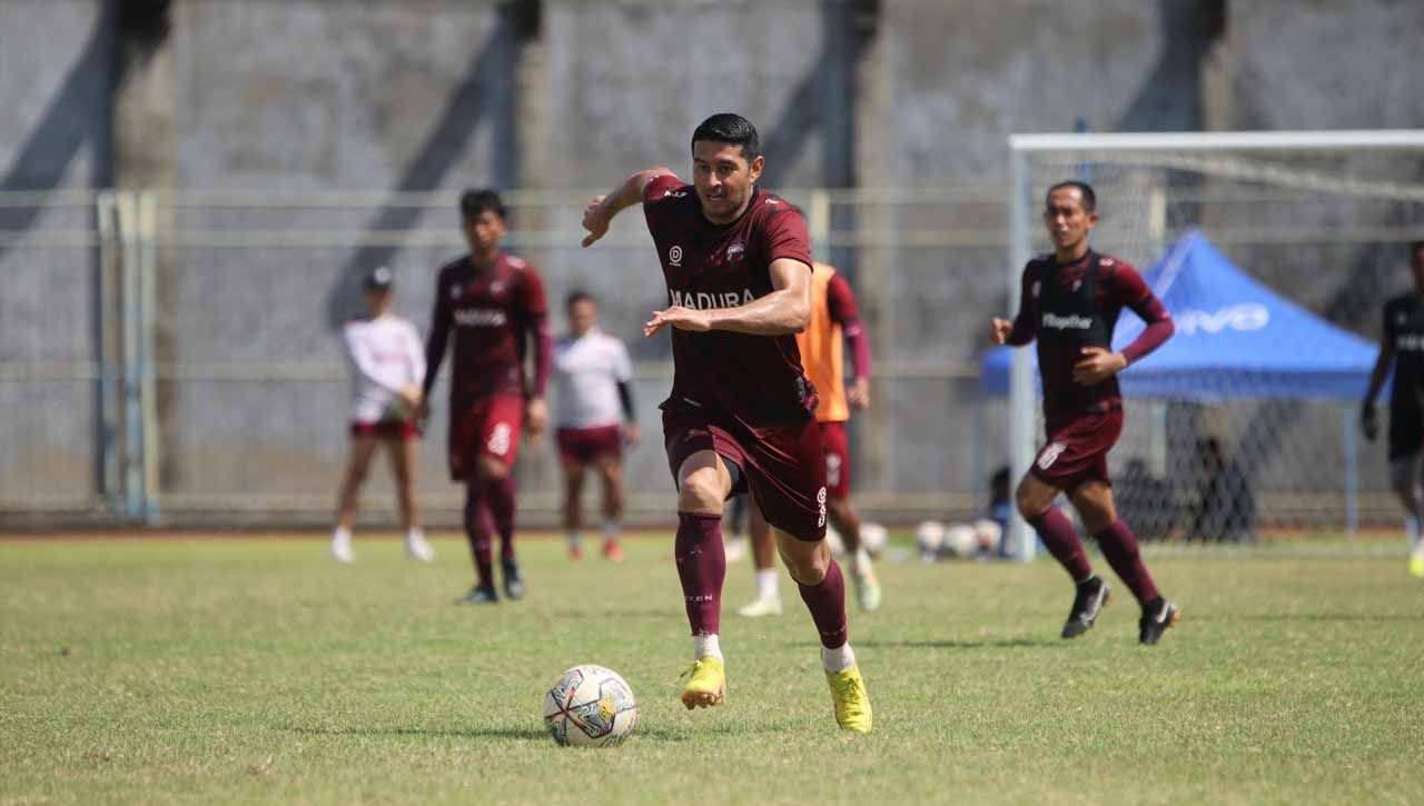 Pemain Madura United, Esteban Vizcarra saat latihan. (Foto: MO Madura United) Copyright: © MO Madura United