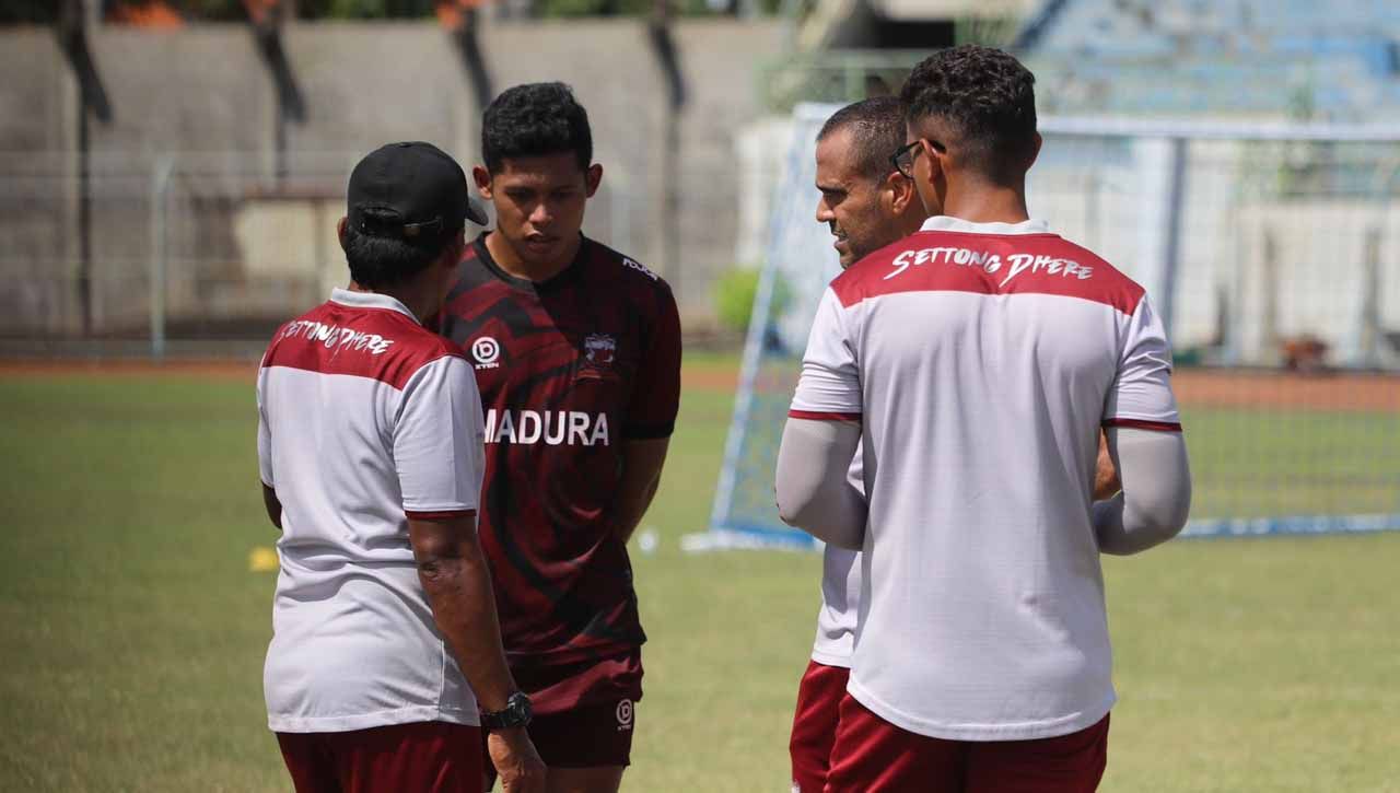 Pelatih Madura United, Fabio Lefundes saat beri instruksi. (Foto: Madura United) Copyright: © MO Madura United