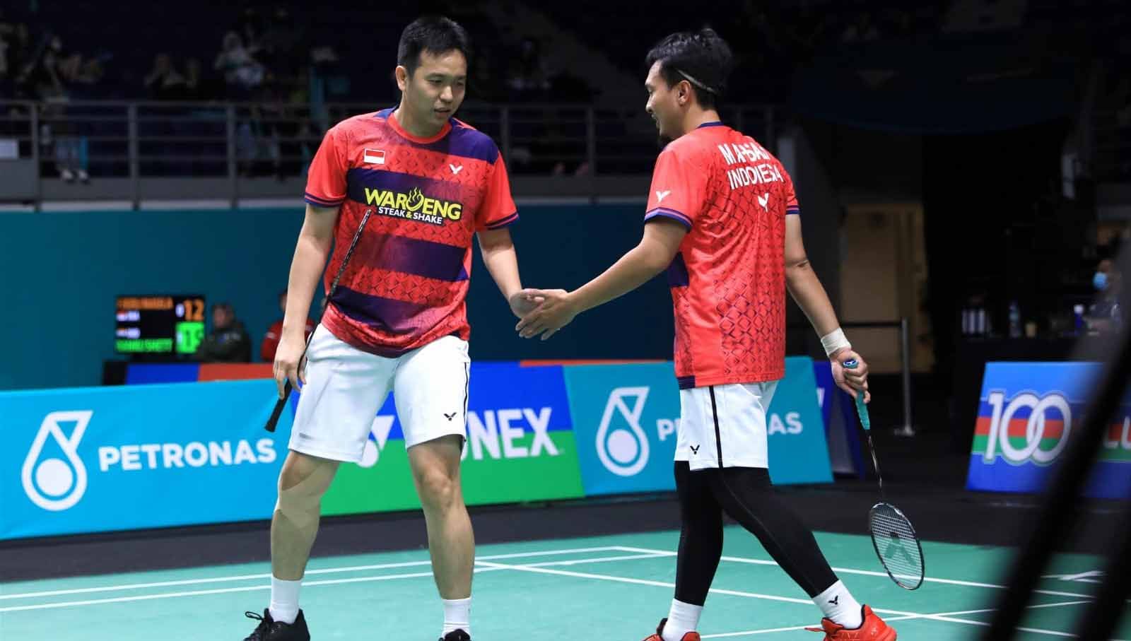 Ganda putra, Mohammad Ahsan/Hendra Setiawan menyita perhatian usai tubrukan di pertandingan Indonesia Masters 2023 melawan Leo Rolly Carnando/Daniel Marthin. Copyright: © PBSI