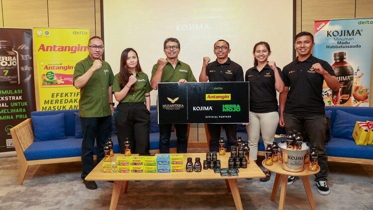 Penandatanganan kerja sama Nusantara Cycling Team dan sponsor: Antangin, KOJIMA dan Herbamojo. Copyright: © Megapro