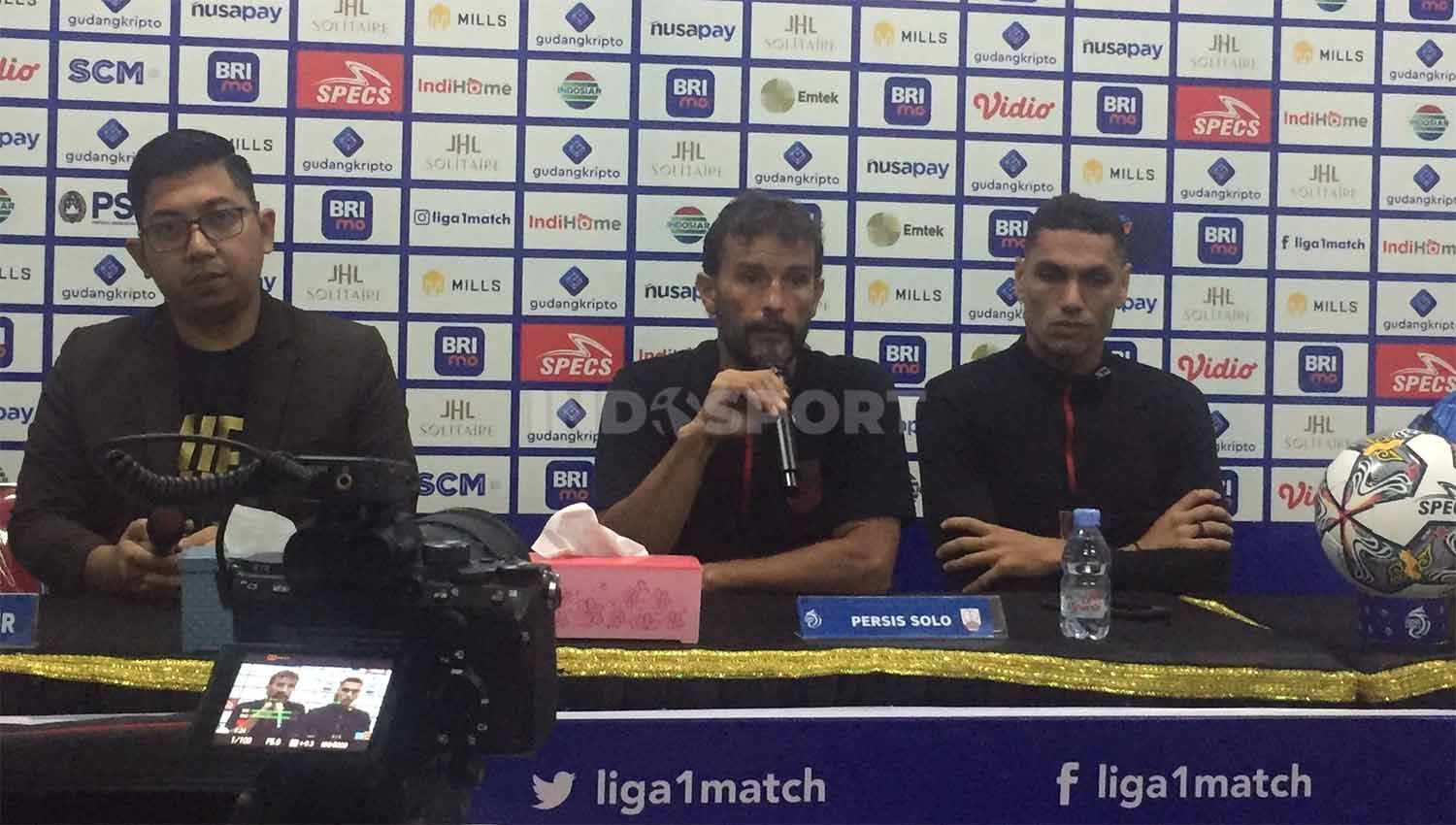 Pelatih Persis Solo, Leonardo Medina, dan pemain Jamie Xavier jelang lawan Dewa United. Copyright: © Petrus Manus Da'Yerimon/INDOSPORT