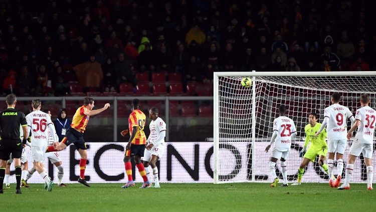 Federico Baschirotto mencetak gol kedua di laga Liga Italia 2022/23 Lecce vs AC Milan (15/01/23). (Foto: REUTERS/Alberto Lingria) Copyright: © REUTERS/Alberto Lingria