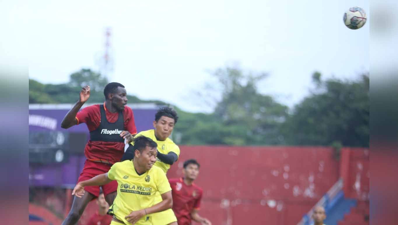 Persik Kediri mengganti laga tunda Liga 1 dengan uji coba. Copyright: © MO Persik Kediri