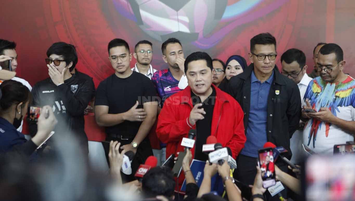 Erick Thohir saat  mendaftarkan diri sebagai calon Ketum PSSI periode 2023-2027 di kantor PSSI GBK Arena, Minggu (15/01/23). Copyright: © Herry Ibrahim/INDOSPORT