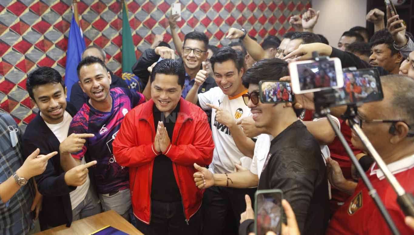 Erick Thohir resmi daftarkan diri sebagai calon Ketum PSSI periode 2023-2027 didampingi Raffi Ahmad (RANS Nusantara), Atta Halilintar (FC Bekasi), Teddy Tjahjono (Persib), Kaesang Pangarep (Persis) di kantor PSSI GBK Arena, Minggu (15/01/23). Copyright: © Herry Ibrahim/INDOSPORT