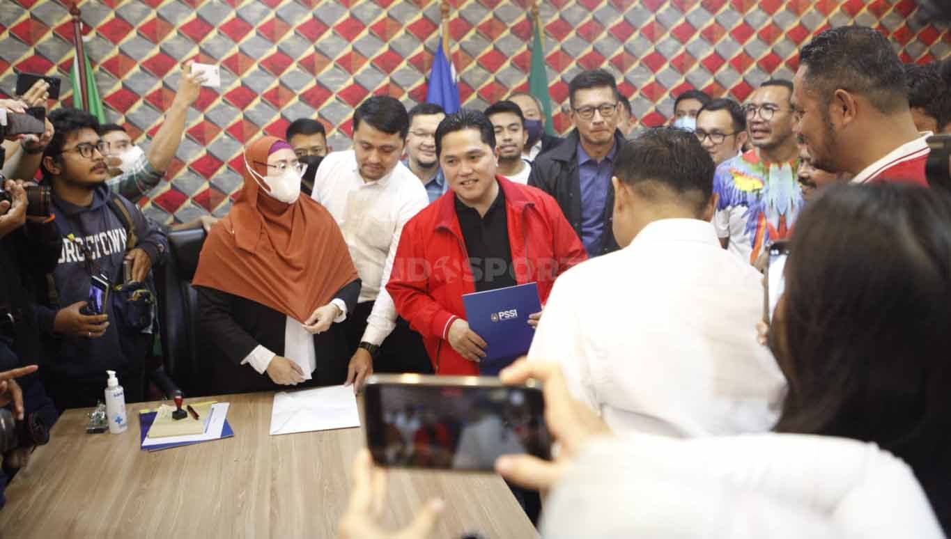 Erick Thohir resmi mendaftarkan diri sebagai calon Ketua Umum PSSI periode 2023-2027 di kantor PSSI GBK Arena, Minggu (15/01/23). Copyright: © Herry Ibrahim/INDOSPORT