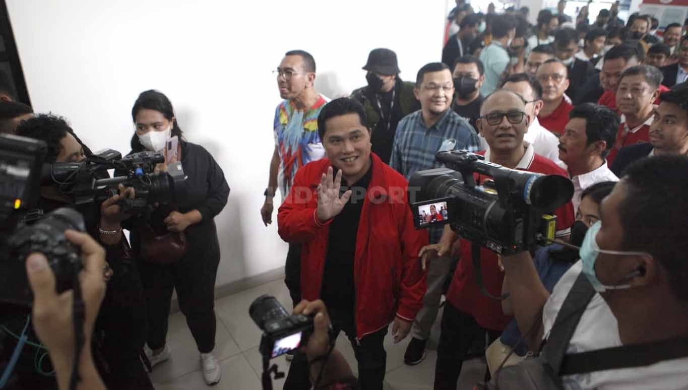 Erick Thohir resmi mendaftarkan diri sebagai calon Ketua Umum PSSI periode 2023-2027 di kantor PSSI GBK Arena, Minggu (15/01/23). Copyright: © Herry Ibrahim/INDOSPORT