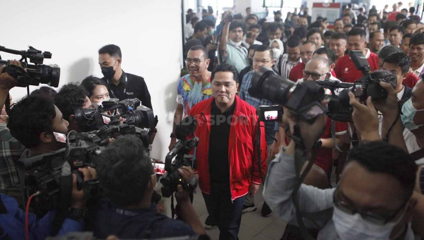 Erick Tohir resmi mendaftarkan diri sebagai calon Ketua Umum PSSI periode 2023-2027 di kantor PSSI GBK Arena, Minggu (15/01/23). Copyright: © Herry Ibrahim/INDOSPORT