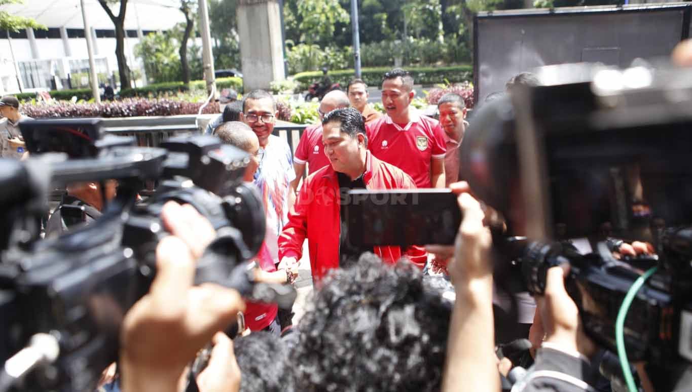 Erick Thohir resmi mendaftarkan diri sebagai calon Ketua Umum PSSI periode 2023-2027 di kantor PSSI GBK Arena, Minggu (15/01/23). Copyright: © Herry Ibrahim/INDOSPORT