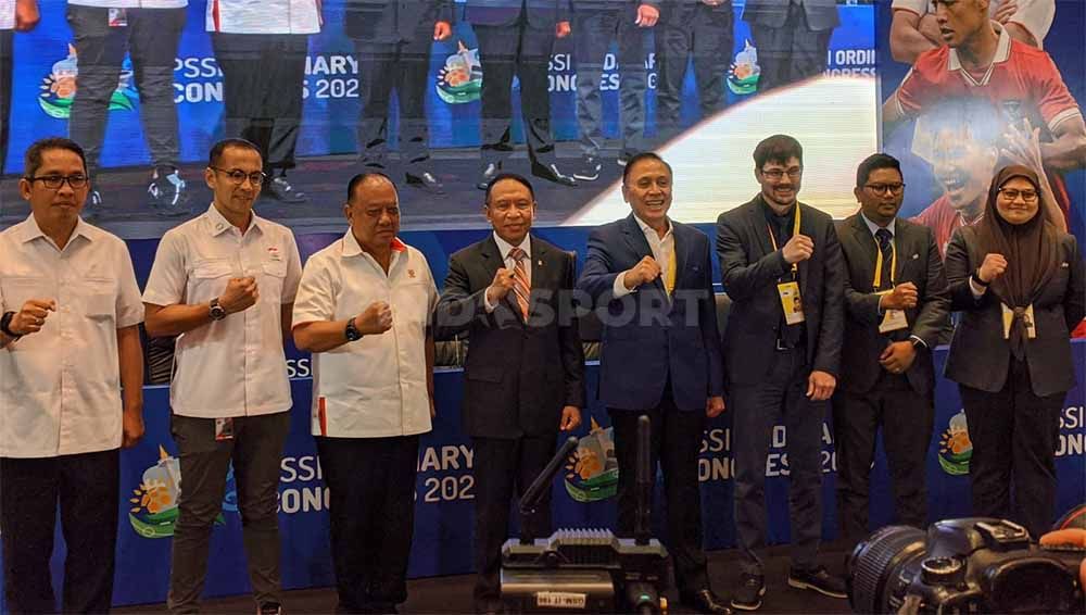 Menpora Zainudin Amali dan Ketum PSSI Mochamad Iriawan didampingi perwakilan FIFA dan AFC resmi membuka Kongres Biasa PSSI di Hotel Sultan, Minggu (15/01/23). Copyright: © Ammara Marthiara/INDOSPORT