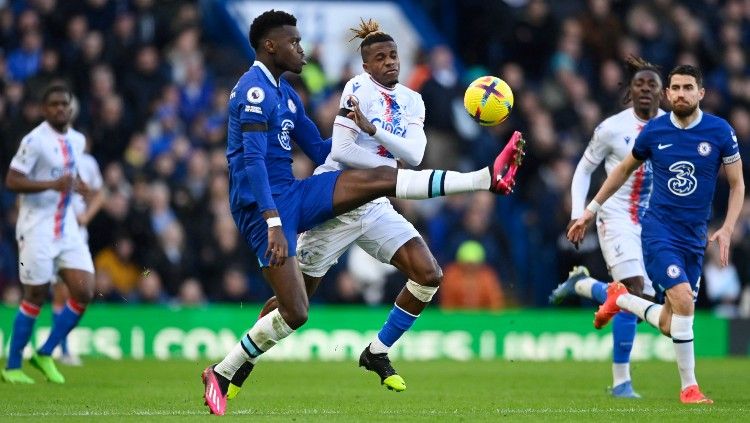 Benoit Badiashile berduel dengan Wilfried Zaha di laga Liga Inggris 2022/23 Chelsea vs Crystal Palace (15/01/23). (Foto: REUTERS/Tony Obrien) Copyright: © REUTERS/Tony Obrien