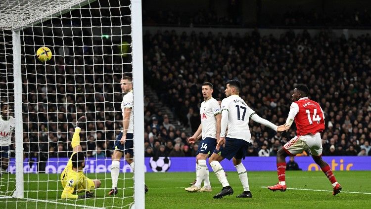 Hugo Lloris melakukan blunder berujung gol di laga Liga Inggris 2022/23 Tottenham Hotspur vs Arsenal (15/01/23). (Foto: REUTERS/Dylan Martinez) Copyright: © REUTERS/Dylan Martinez