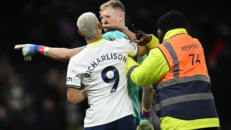 Richarlison dan Aaron Ramsdale berseteru pasca laga Tottenham Hotspur vs Arsenal (15/01/23) di Liga Inggris. (Foto: REUTERS/Dylan Martinez) Copyright: © REUTERS/Dylan Martinez