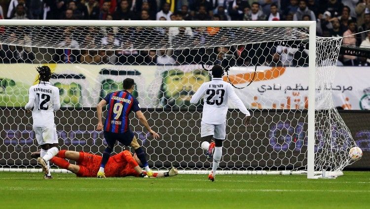 Robert Lewandowski mencetak gol di laga Real Madrid vs Barcelona (16/01/23). (Foto: REUTERS/Ahmed Yosri) Copyright: © REUTERS/Ahmed Yosri