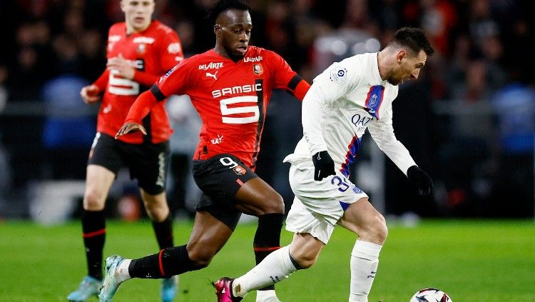 Lionel Messi (kanan) berduel dengan Arnaud Kalimuendo di laga Rennes vs PSG (16/01/23). (Foto: REUTERS/Stephane Mahe) Copyright: © REUTERS/Stephane Mahe