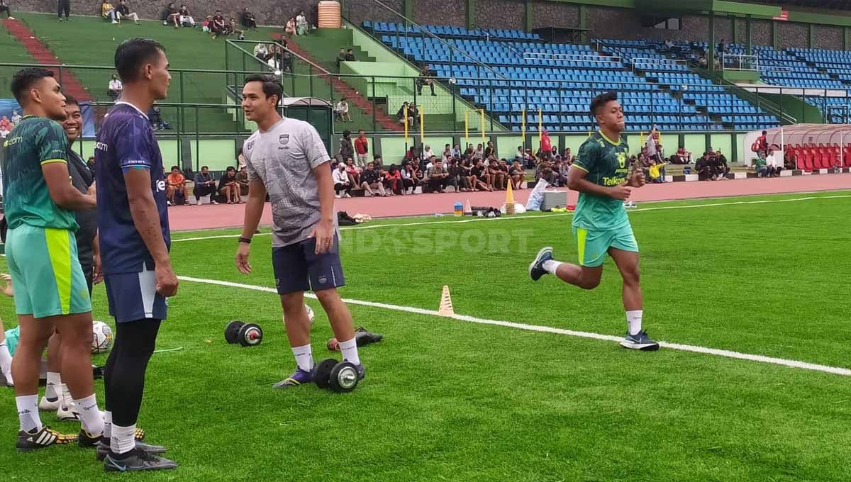 Febri Hariyadi, Reky Rahayu dan Rachmat Irianto berlatih terpisah saat Persib berlatih di Stadion Siliwangi. Copyright: © Arif Rahman/INDOSPORT