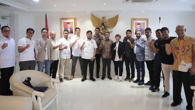 Perwakilan klub Liga 2, termasuk PSMS Medan, saat bertemu dengan Menpora Zainudin Amali. Copyright: © Kemenpora RI