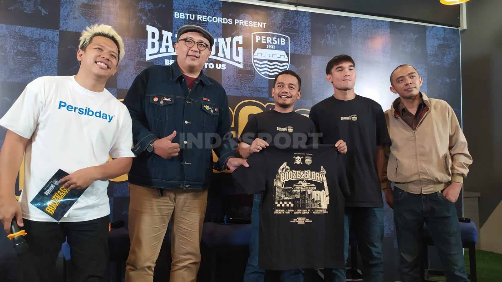 Konferensi pers Persib Bandung berkolaborasi dengan Bandung Belongs to Us (BBTU) yang menggelar konser grup band asal Inggris, Booze & Glory. Copyright: © Arif Rahman/INDOSPORT