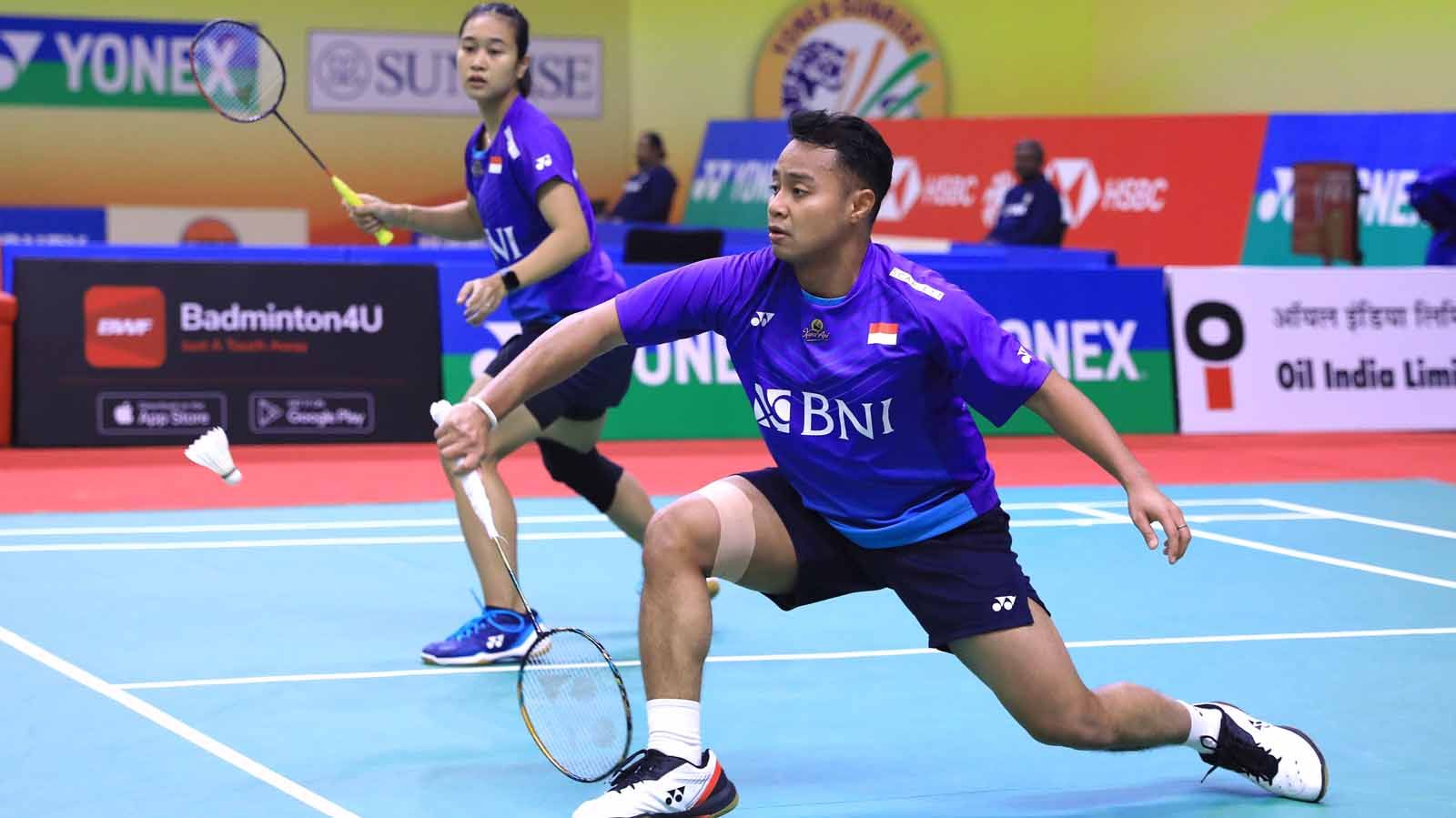 Ganda campuran Korea Selatan, Kim Won Ho/Jeong Na Eun, nyaris malu ketiban papan sponsor sesaat setelah aksi tengilnya ke Rehan/Lisa di Thailand Masters 2023. Copyright: © PBSI