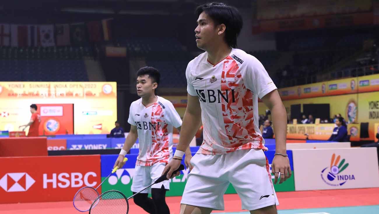 Daniel Marthin memamerkan trofi juara ke pacarnya, Blessaria Trishania Sumanti usai menyabet gelar di Thailand Masters 2023. Copyright: © PBSI