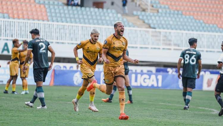 Selebrasi gol Karim Rossi di laga Persikabo vs Dewa United dalam lanjutan Liga 1 2022/2023. Copyright: © Dewa United.
