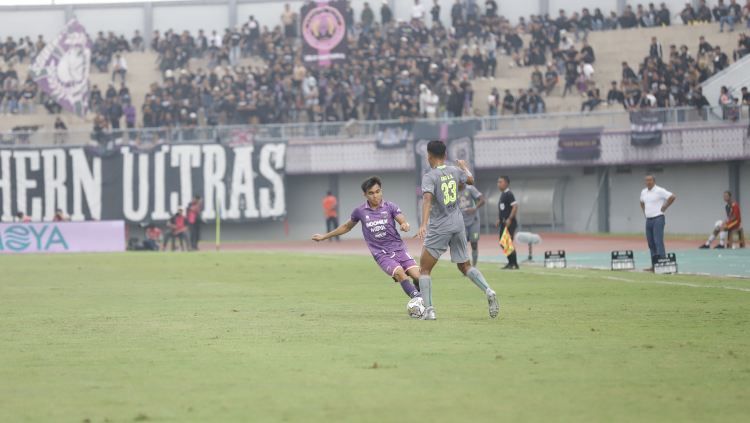 Situasi laga Persita Tangerang vs Persebaya Surabaya dalam lanjutan Liga 1 2022/2023. Copyright: © Persita Tangerang