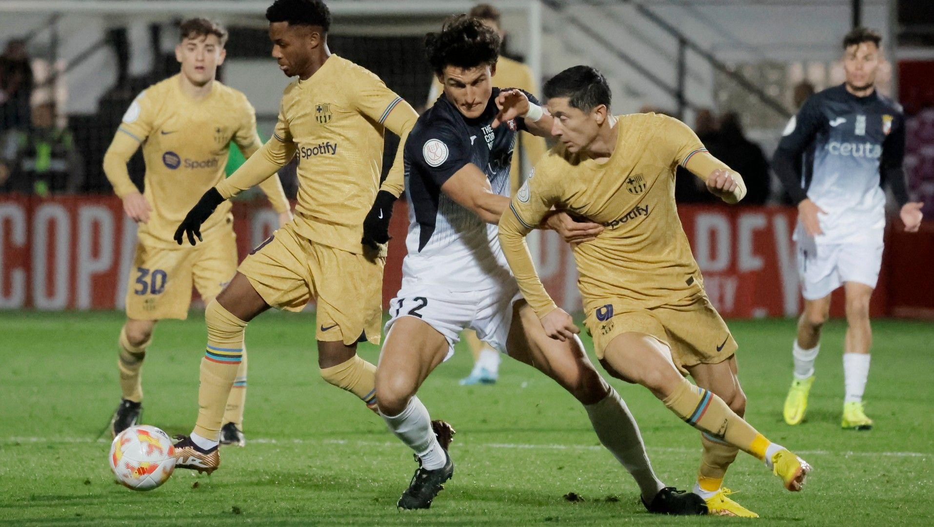 Pemain Manchester City, Joao Cancelo, dianggap kehilangan kepercayaan dari Pep Guardiola. Sehingga, sang pemain akan ditawarkan ke Barcelona pada bursa transfer musim ini. REUTERS/Jon Nazca Copyright: © EUTERS/Jon Nazca