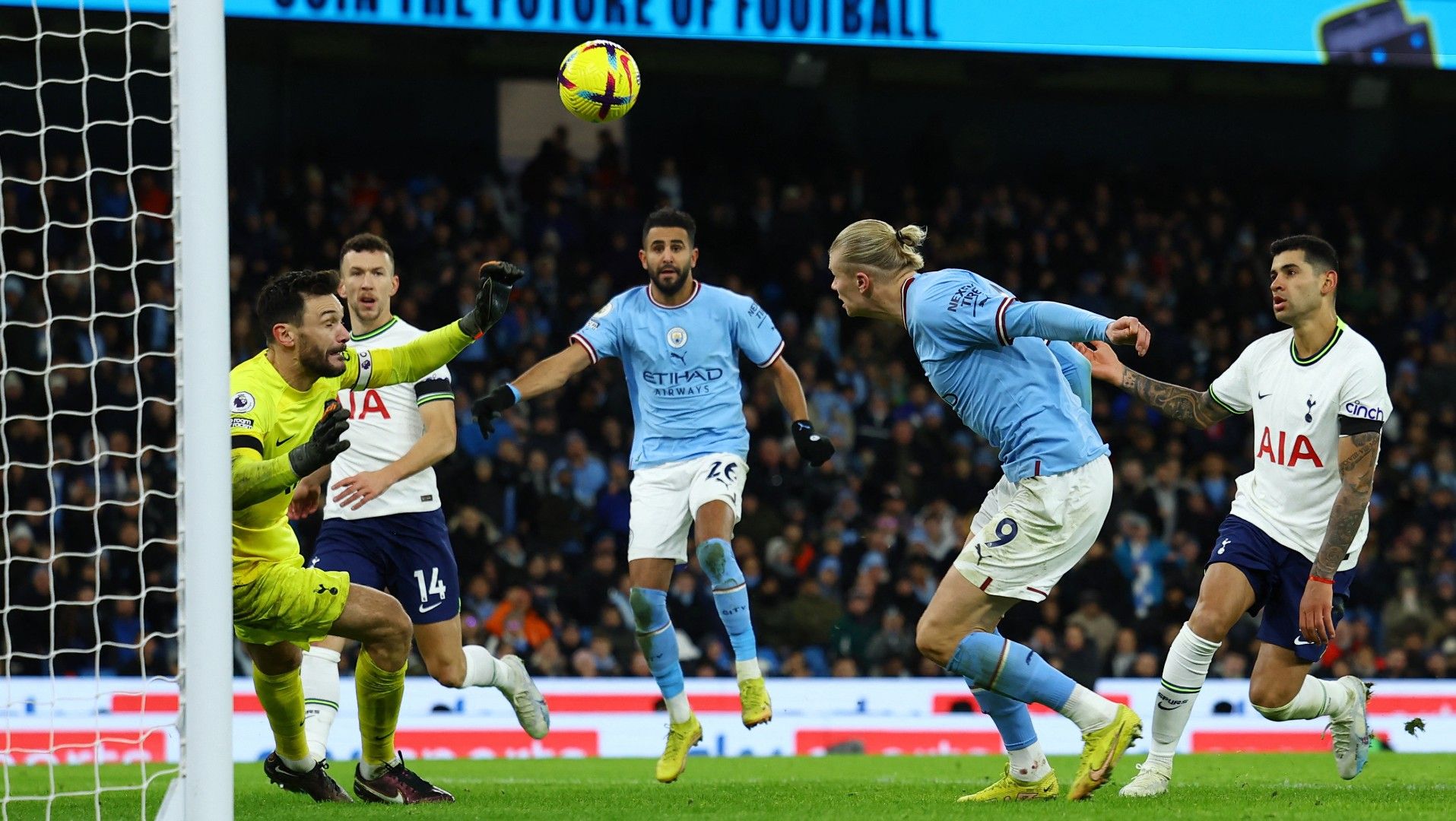 Erling Haaland saat mencetak gol kedua ke gawang Tottenham Hotspur REUTERS/Molly Darlington Copyright: © REUTERS/Molly Darlington