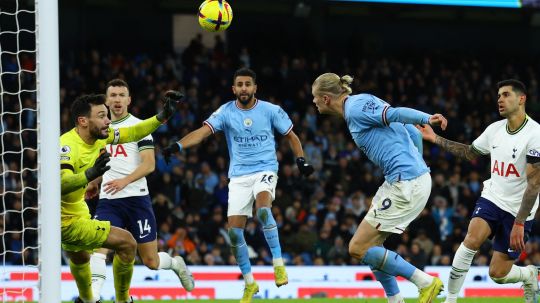 Erling Haaland saat mencetak gol kedua ke gawang Tottenham Hotspur REUTERS/Molly Darlington Copyright: © REUTERS/Molly Darlington